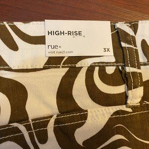 RUE21 PLUS WOMEN'S BROWN & WHITE HIGH RISE JEANS SIZE 3X